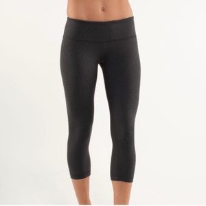 LuluLemon Cropped Wunder Unders Size 6